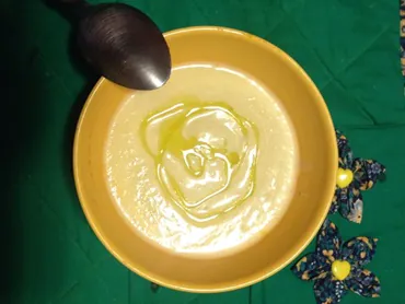 Sopa de couve-flor com alho-poró 
