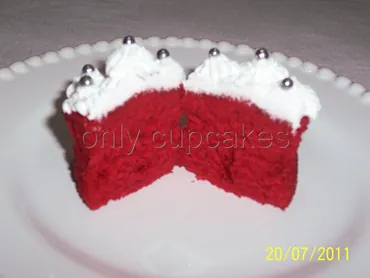 Cupcakes Red Velvet (Veludo Vermelho) Com Frutas Vermelhas E Chantilly 