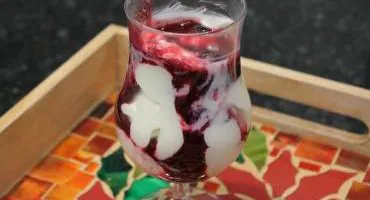 Frozen De Iogurte Com Calda De Frutas Vermelhas - Mulher Das Receitas