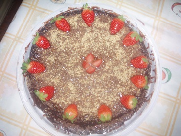 Falsa torta de chocolate e morangos 