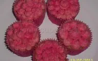 Cupcakes De Frutas Vermelhas Cobertos Com Chantilly De Morango - Mulher Das Receitas