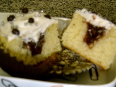 Cupcake de baunilha com recheio de brigadeiro e cobertura de chantilly 